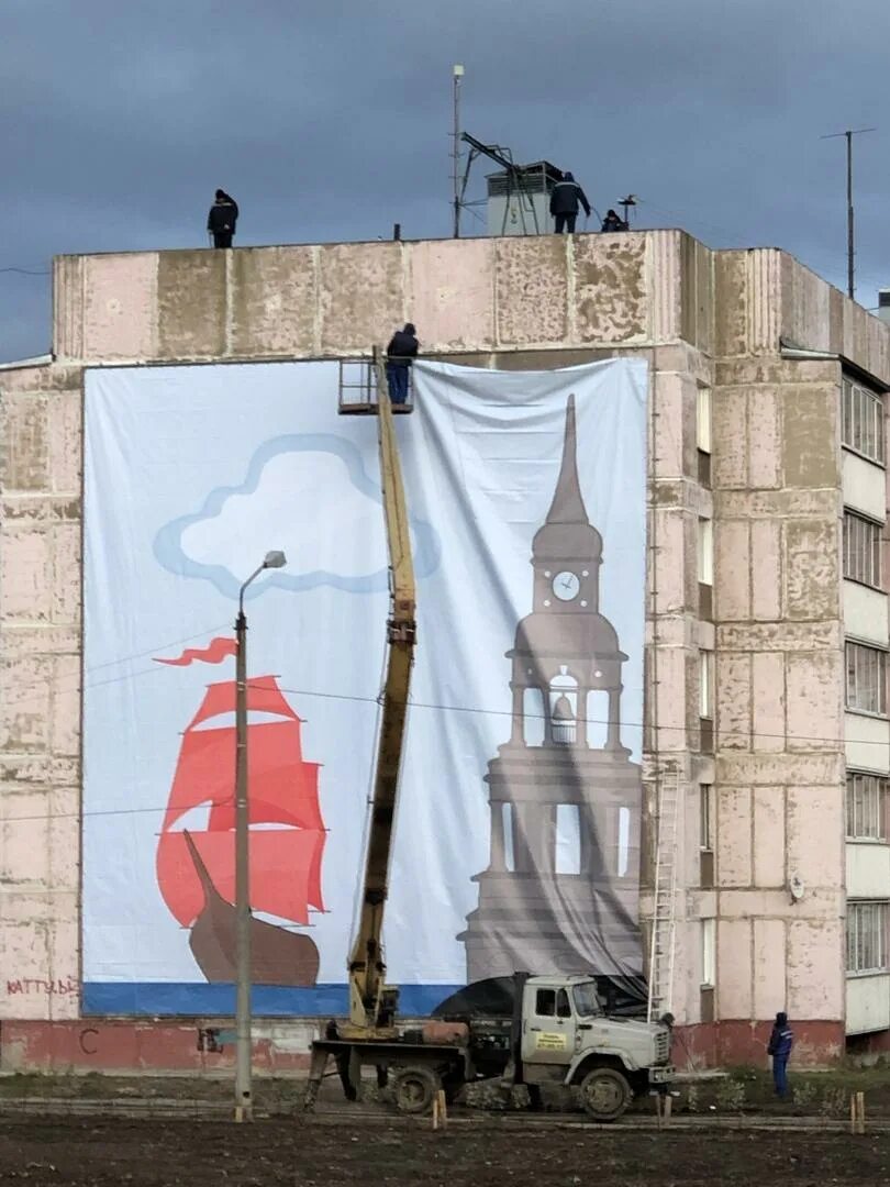 Алые паруса Слободской памятник. Обелиск алый Парус Слободской. Арт объект Алые паруса Слободской. Слободской Кировская область алый Парус.