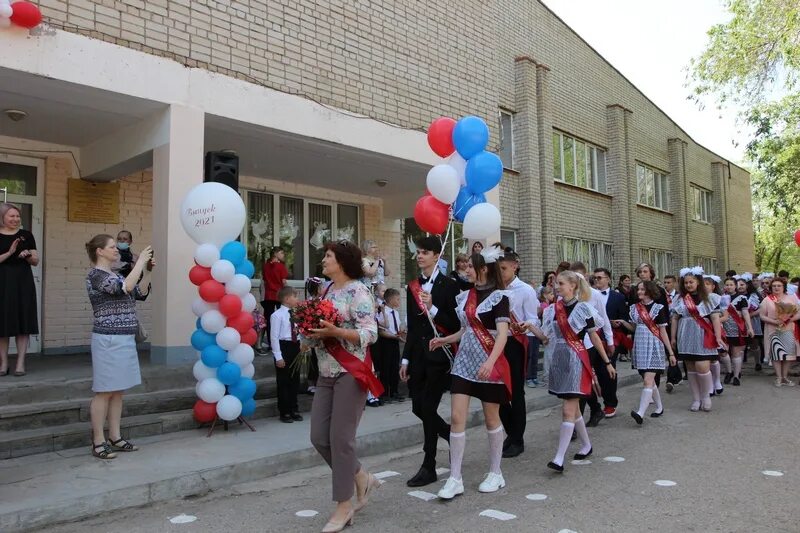 Директора школ энгельса. 30 Школа Энгельс. 30 Школа города Энгельса. Школа 1 Энгельс фото. Школа 30 выпускной.