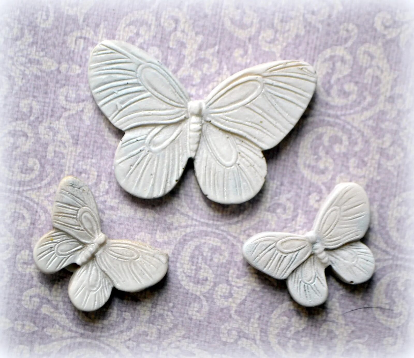 Кружки с декором из полимерной глины. Декор из древесной пульпы. Украшение вазы пластилином. Декор полимер. Декор полимер.