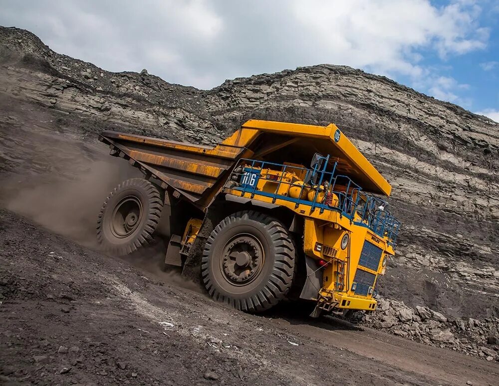 белаз-75710 в карьере. карьерный самосвал белаз 75600. горные перевозки. горные перевозки. скания 6х6 самосвал.