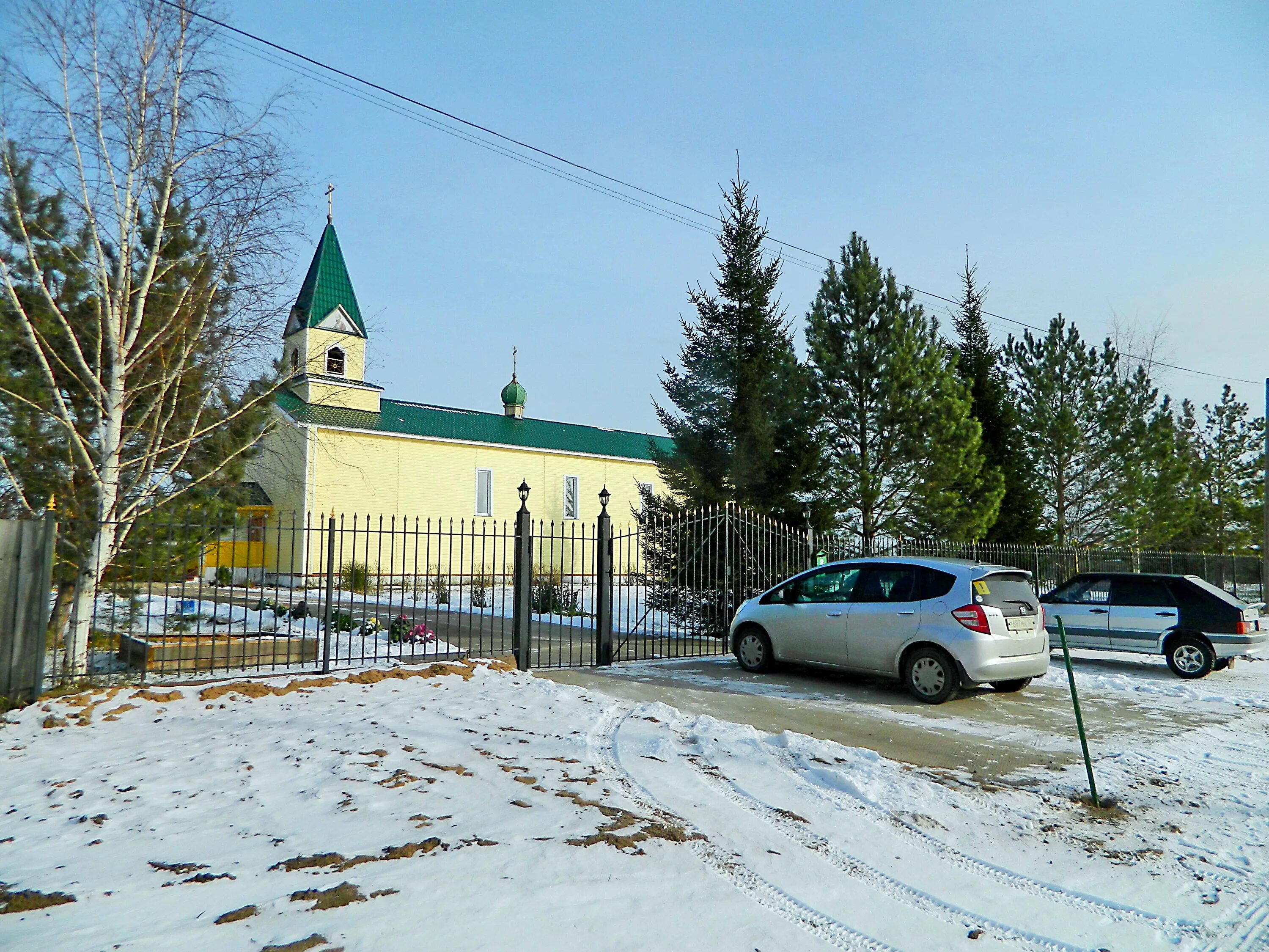 П г стрелков. Лесосибирск Церковь больница. Храм св Луки Лесосибирск. Храм Святого апостола в Лесосибирске.