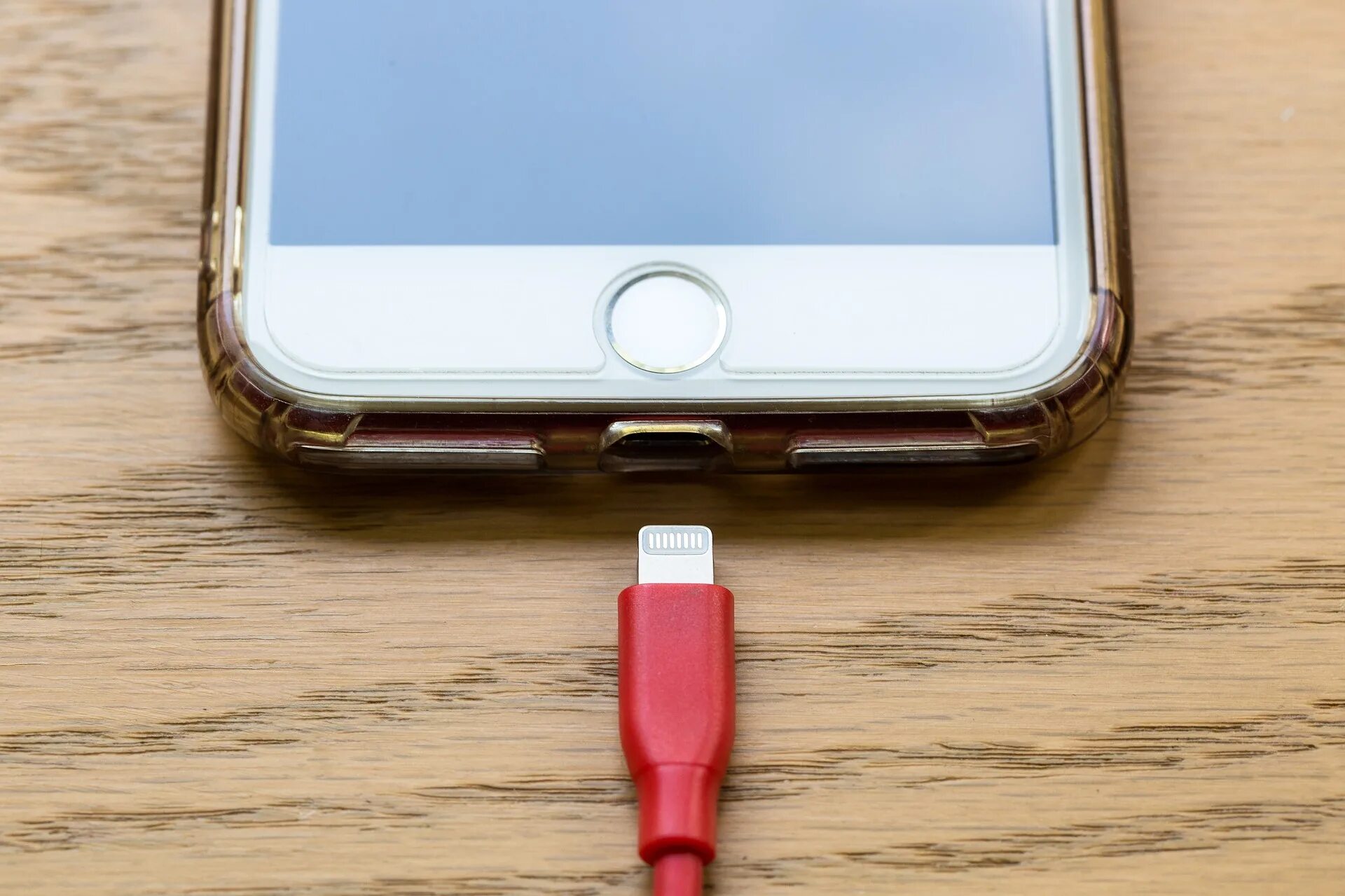 Iphone charge. Iphone charger. iphone charging. как можно зарядить телефон ios 17.