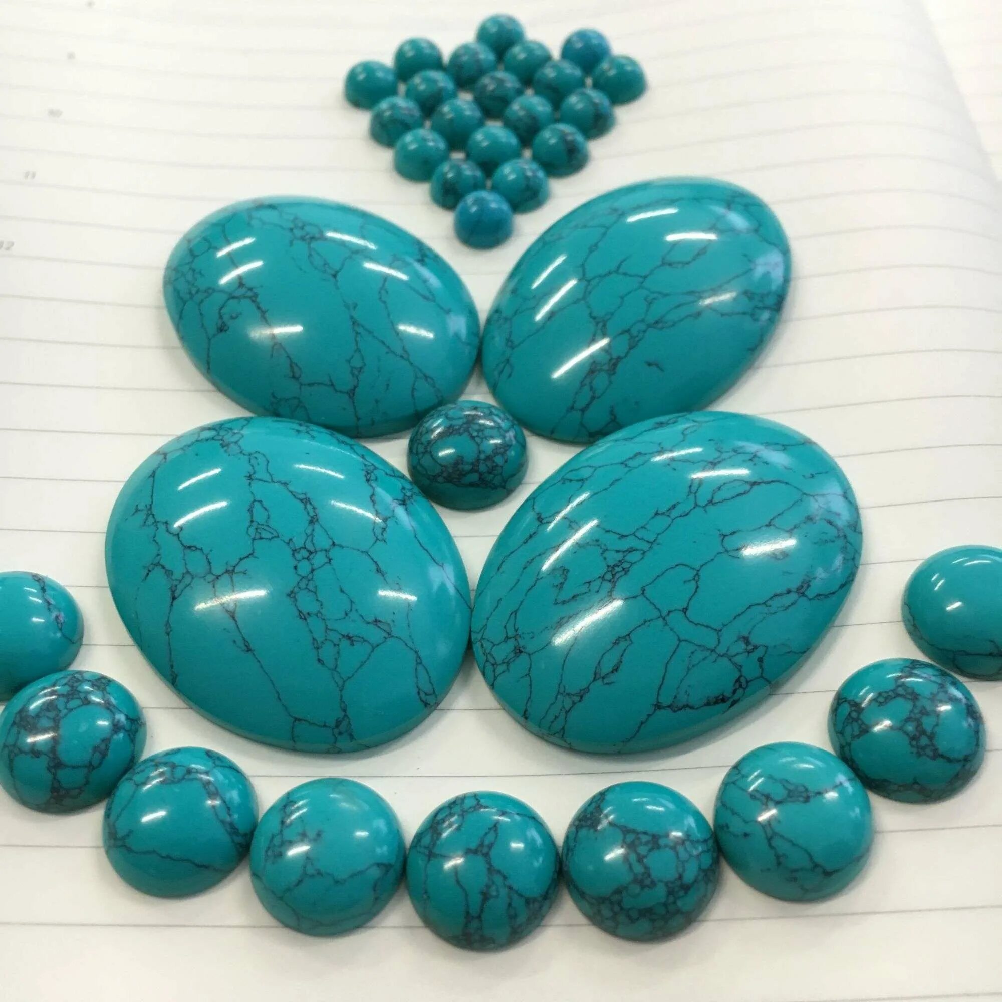 Камни коралл малахит бирюза. Говлит бирюзовый самородок. Синайская бирюза. Камень талисман бирюза. Устричная бирюза камень.