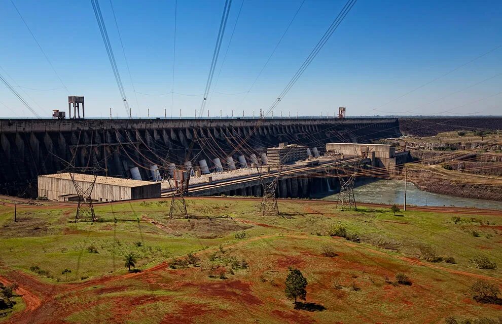 В каком районе находится крупная гэс. Парагвай ГЭС Итайпу. Итайпу Бразилия ГЭС. Плотина Итайпу. Плотина Итайпу в Парагвай.
