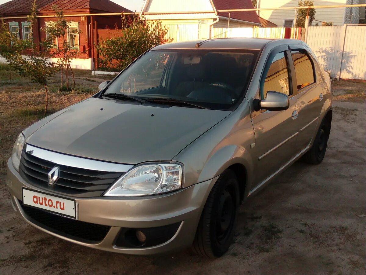 Купить логан с пробегом. Рено Логан 2010. Renault Logan 2010 года. Машина Рено Логан 2010. Рено Логан 2010 авто ру.