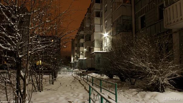 Квартиры в городе зима. Двор зимой вечером. двор зима вечер. зимний вечер во дворе.
