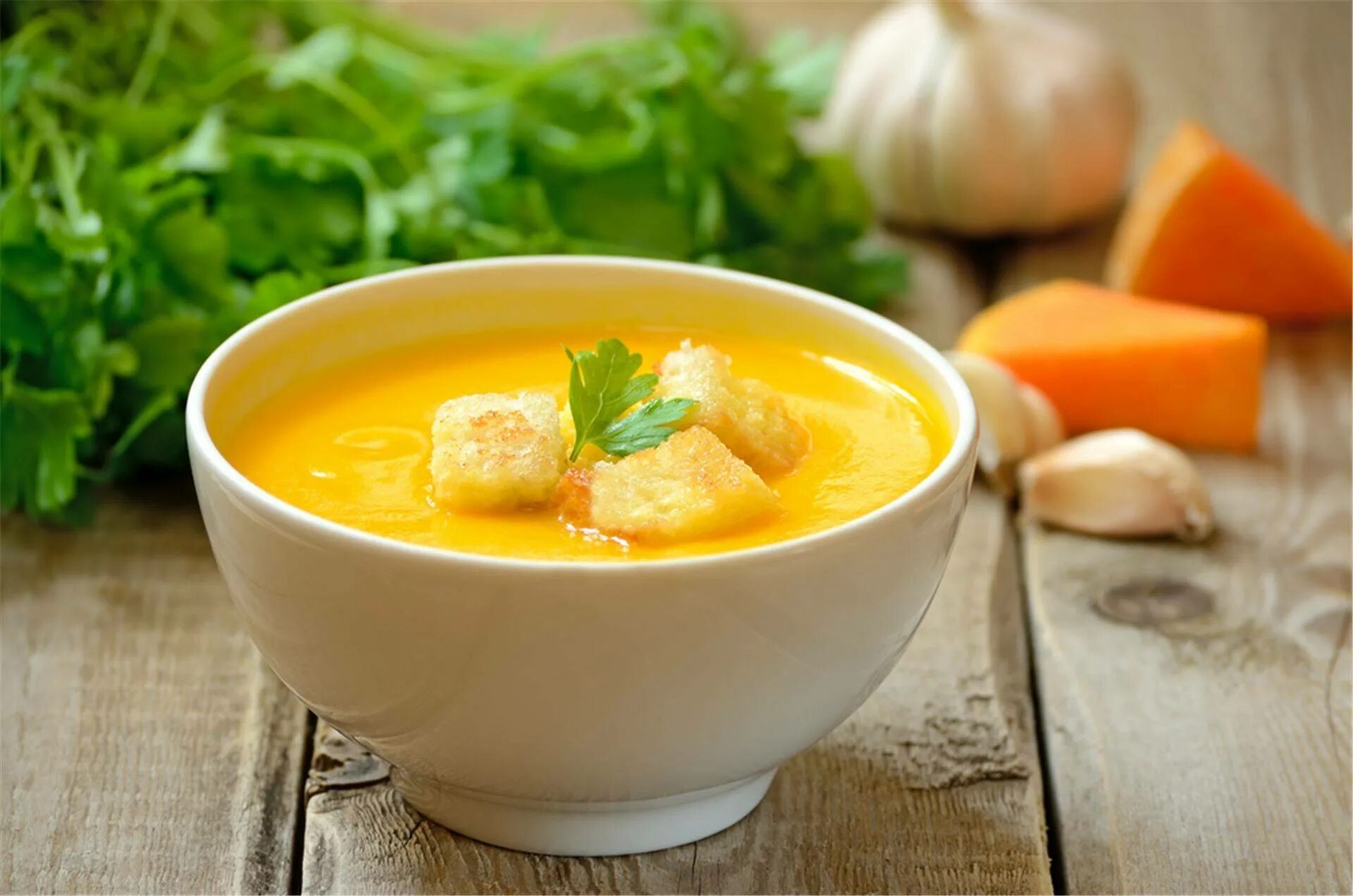 Самый вкусный суп пюре. Суп-пюре из тыквы с гренками. крем суп тыквенный с крутонами. французский тыквенный суп. тыквенный суп-пюре с гренками.