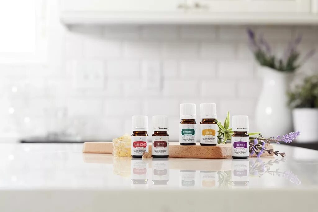 Кипарис масло young living. Ливинг 2021. Фо ливинг. Ароматерапия на рабочем месте. Масло лавандовое этикетка.