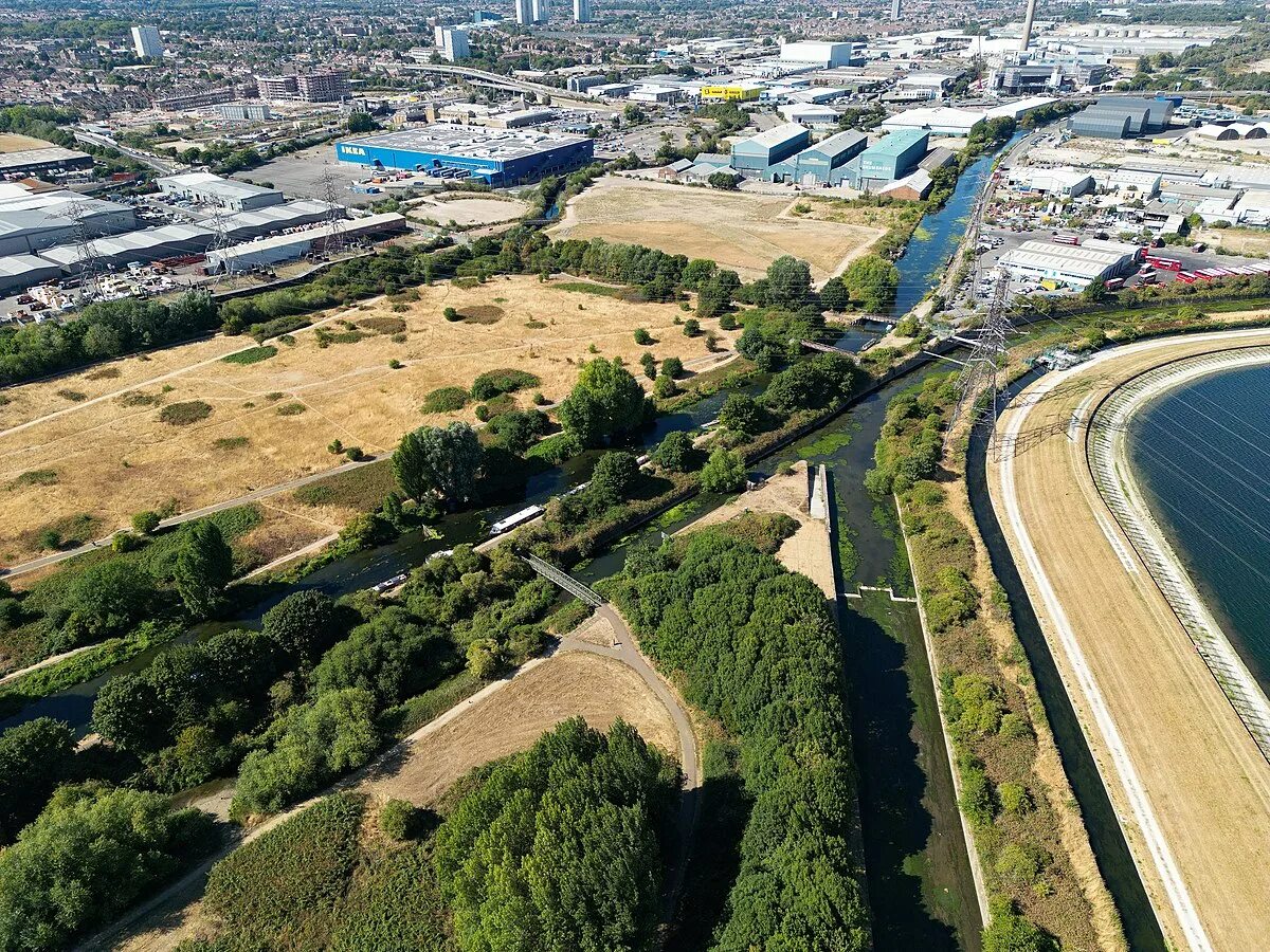 Река рич англия. Лютон река. River lea. Пересох приток темзы. River lea.