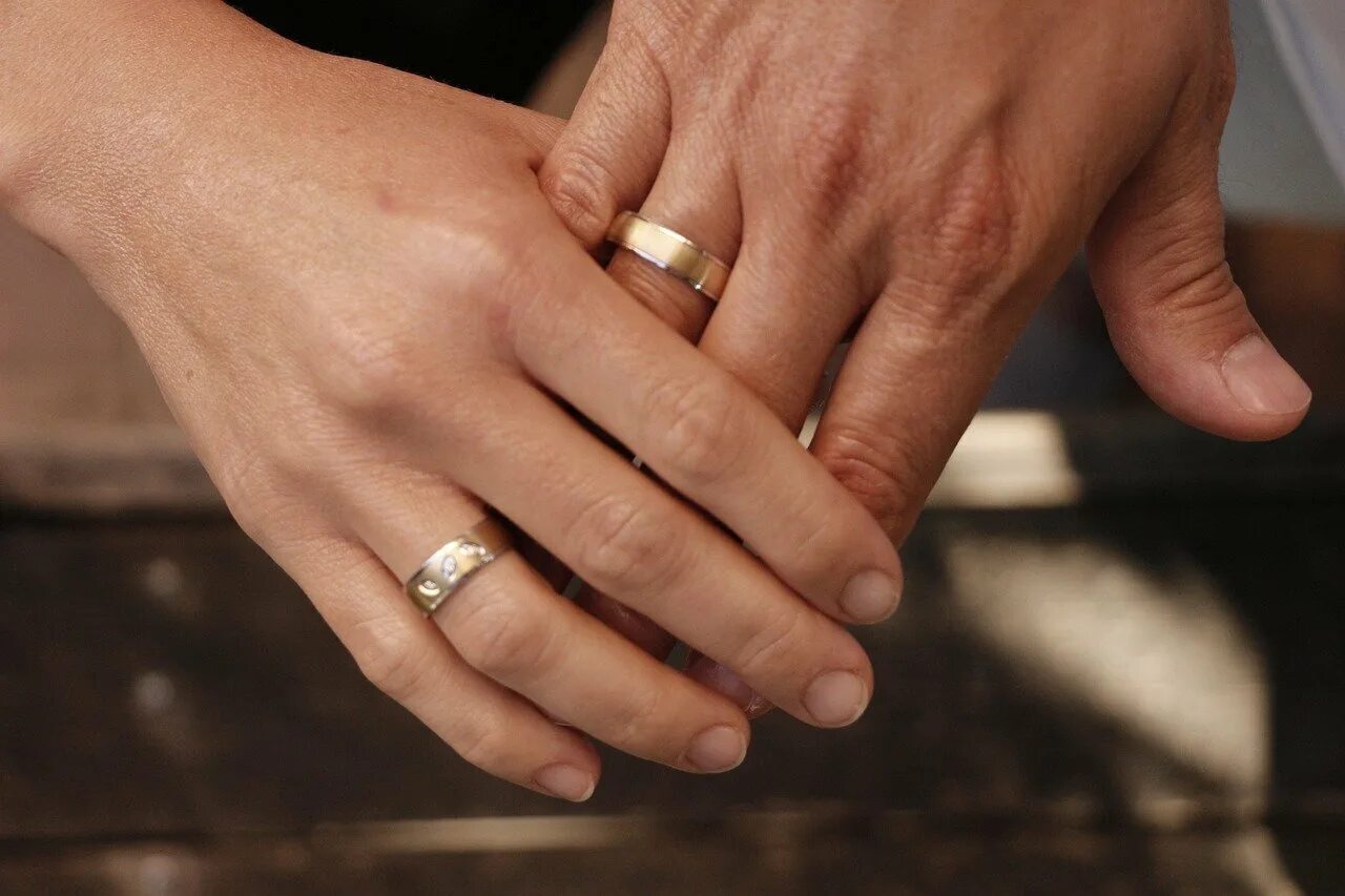 Обручальное кольцо. Кольцо на пальце. Красивые обручальные кольца на руках. Обручальное кольцо на ладони. Видеть обручальное кольцо на пальце во сне