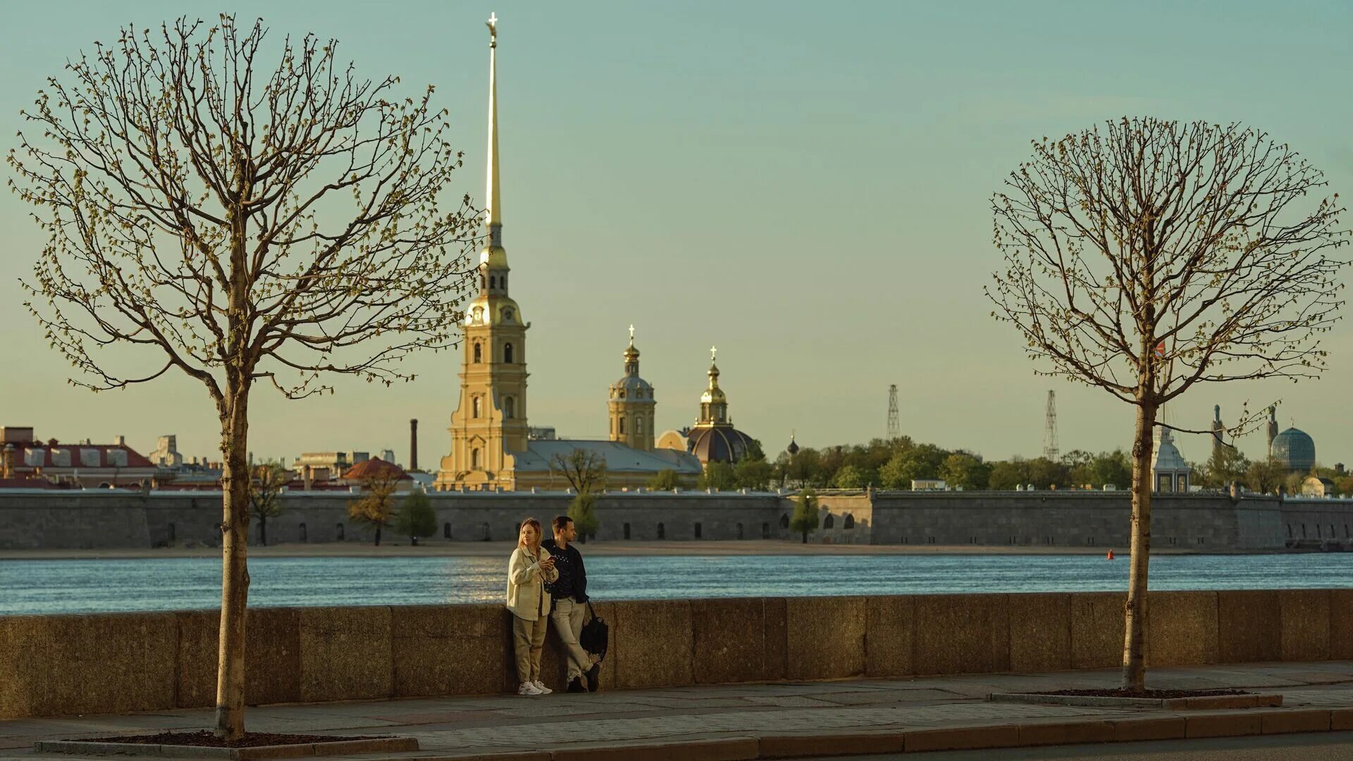 Дворцовая набережная. Набережная Невы в Санкт-Петербурге. Дворцовая набережная Набережные Санкт-Петербурга. Петербург салют Дворцовая набережная. Риа петербург