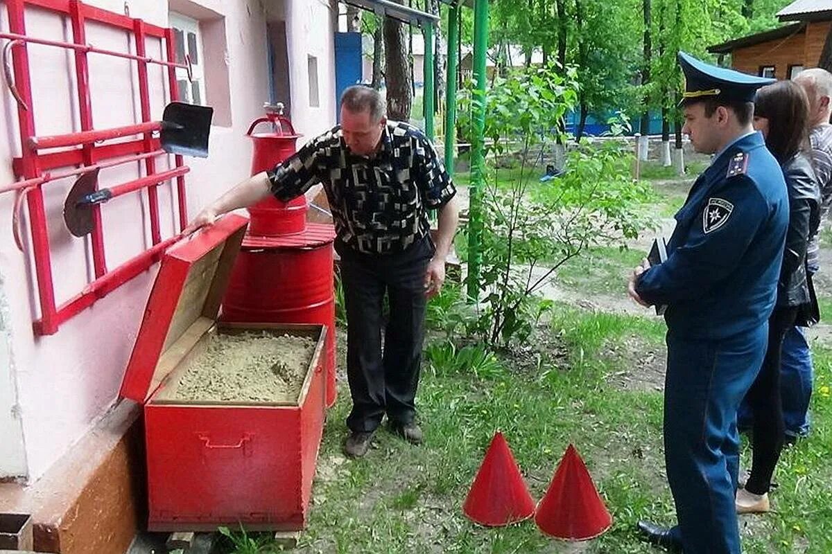 Тесто дол. Пожарная безопасность в детских лагерях. Пожарный щит в палаточном лагере. Пожарный лагерь. Пожарная безопасность в палаточном лагере.