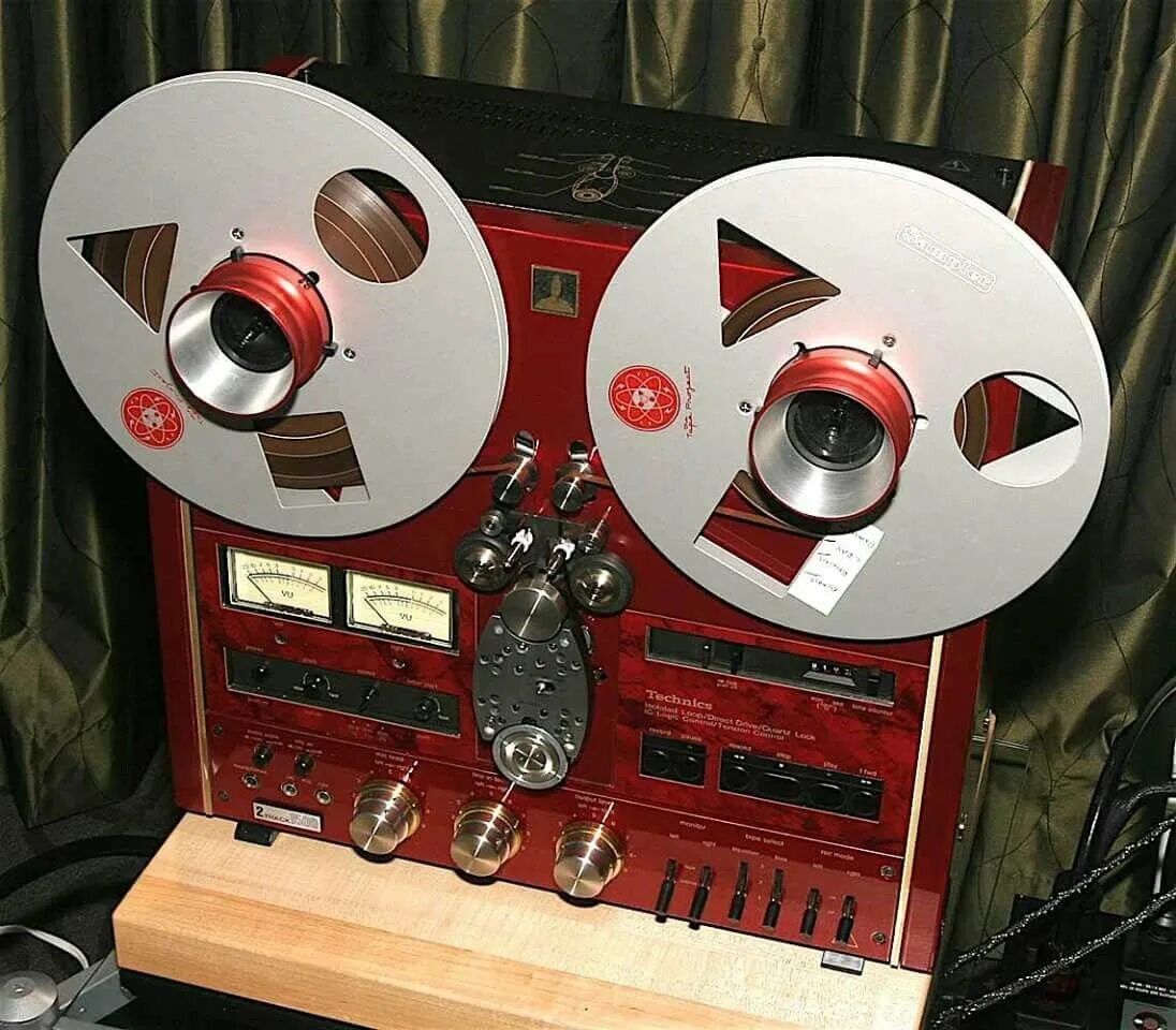 Technics RS-1500. Technics 1500 Reel to Reel. Катушечный магнитофон Техникс. Technics 1500 магнитофон катушечный красный.