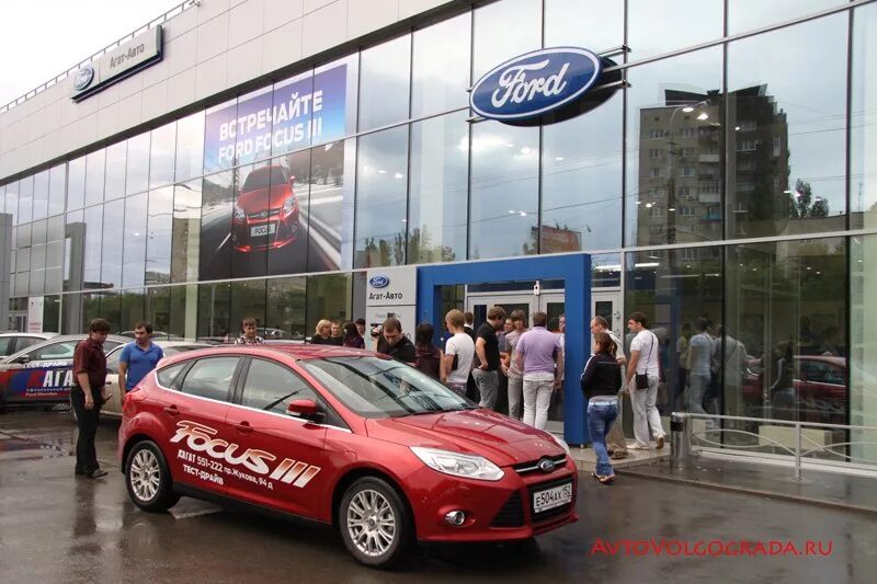 Автосалоны волгоград каталог. Автосалон Ford. Дилер Ford. Новый Ford в автосалоне. Форд центр Волгоград.