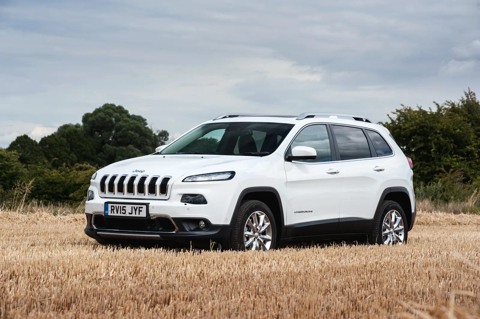 Cherokee limited. Jeep Cherokee 2015. Jeep Cherokee 2014 белый. Jeep Cherokee Limited. Джип Чероки 2015.