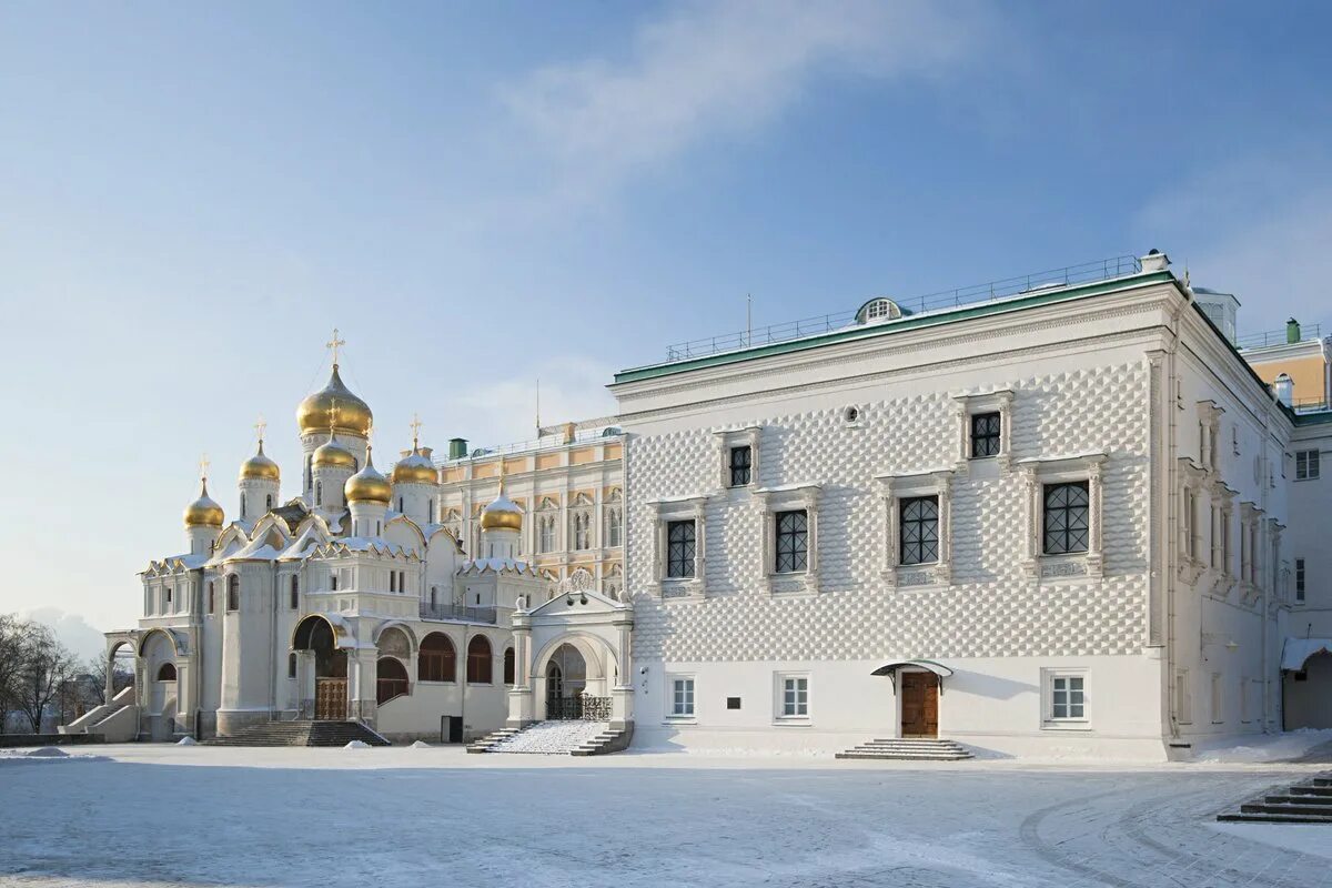 Палаты московского кремля экскурсии. Грановитая палата Московского Кремля. Грановитая палата Кремль Москва. Соборная площадь Грановитая палата. Кремль архитектура Грановитая палата.