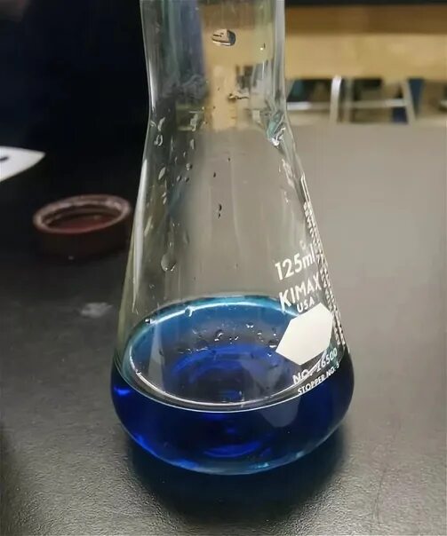 Синий раствор при взаимодействии гидроксида меди. Жидкий аммиак. Синий раствор. Гидроксид натрия в колбе. Колба с голубым раствором.