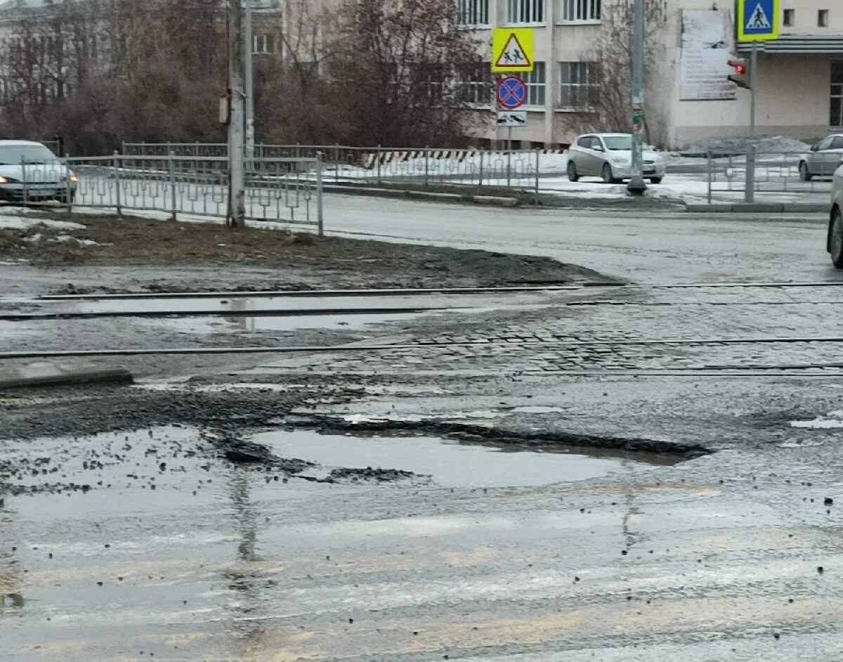 Место где стаял снег. Снег растаял. Подтаявший снег на дороге. Асфальт растаял. Ямы.