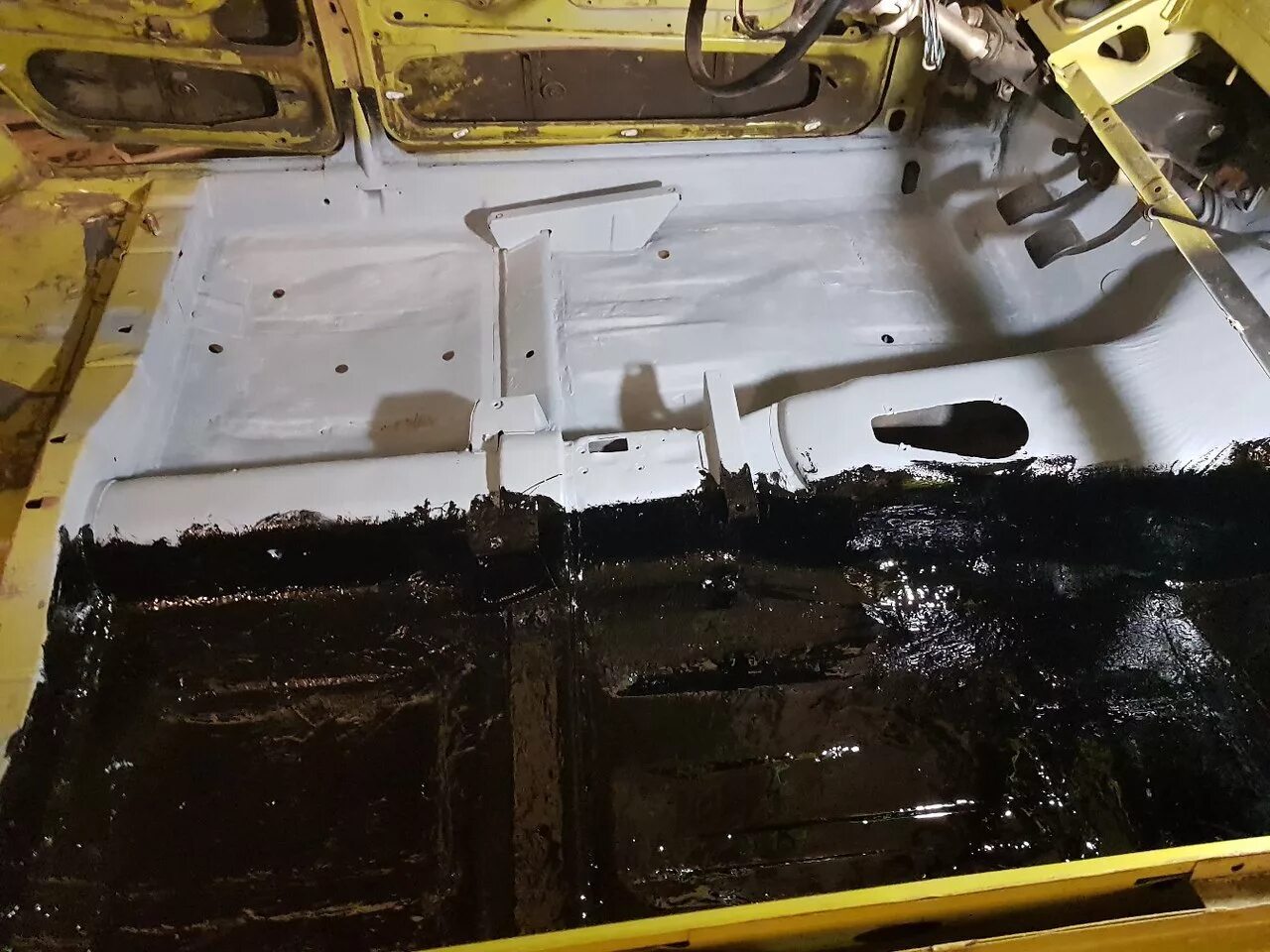 Антикор салона автомобиля. Замазка для днища автомобиля. Покрытие пола нива 21213. Антикор авто внутри. Обработка днища изнутри.