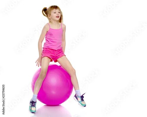 Девочка с мячиком. Девочка прыгает на мячике. Мяч для фитнеса 12 лет девочка.