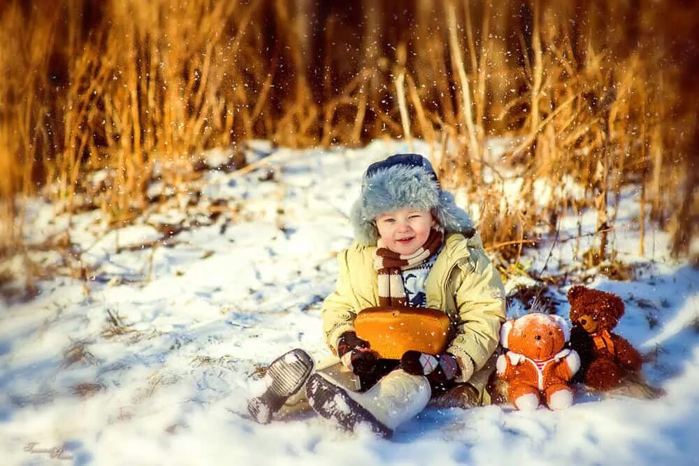 Зима для детей. Зимняя фотосессия с ребенком. Фотосессия в зимнем лесу с ребенком. Фотосессия зимой в лесу дети.