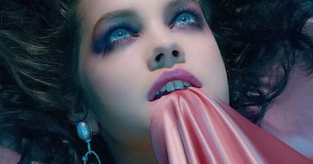 Dreaming lady. Tommy hilfiger dreaming. Афонина анастасия чехов. Девушка с книгой на диване. Dreaming lady.