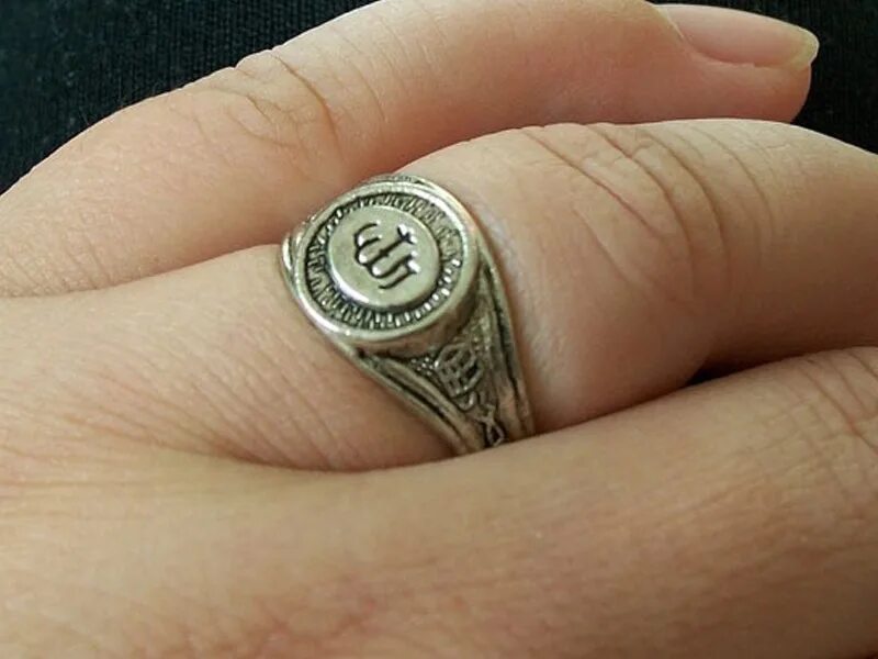 Мусульманский палец. Перстень мужской. Перстень на руке. Кольцо на мизинец мужское. Перстень на мизинец мужской серебро.