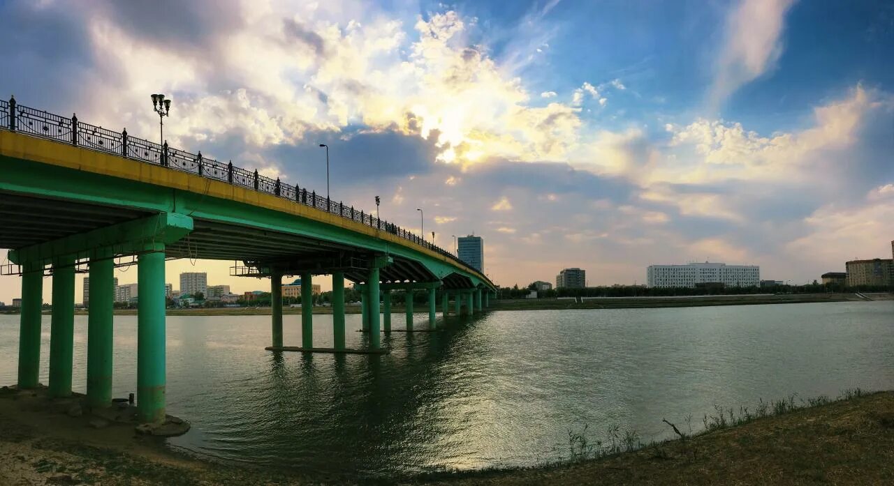 Город на реке урал атырау. Атырау жайык. Урал атырау набережная. Жайык река в атырау. Урал атырау набережная.