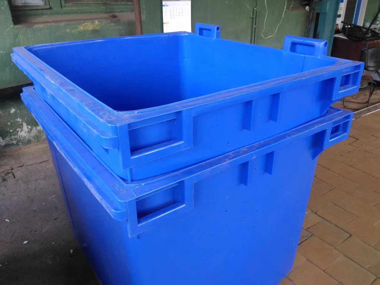 Купить б у пластик. Мусорный контейнер ай пласт 770л. Мусорный бак 1100 литров пластиковый. Замок на мусорный контейнер 1100 литров. Мусорный контейнер 1100л синий.