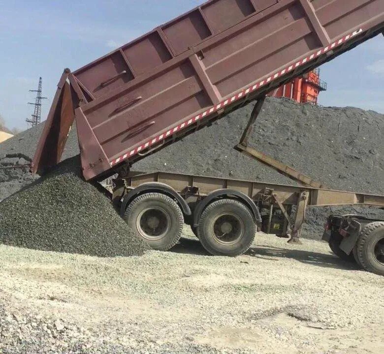Камаз щебня с доставкой. Камаз. песка. тонар песок. тонар выгружает щебень. отсев камаз. самосвал с песком.