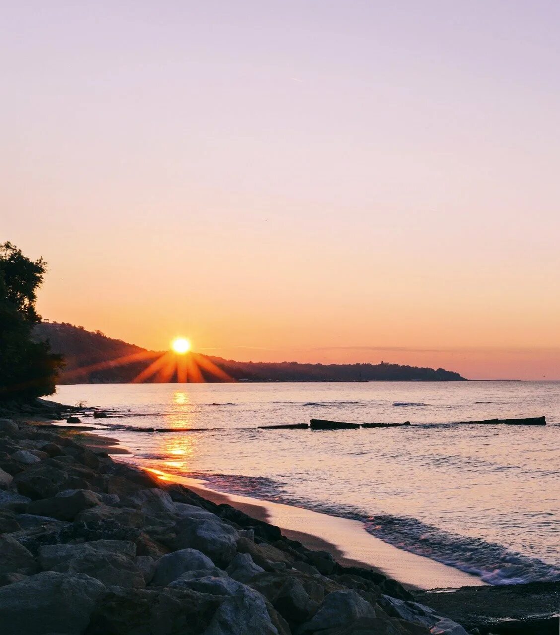 штиль в тихом океане. пейзаж море. раннее утро море. пляж рано утром. раннее утро море.