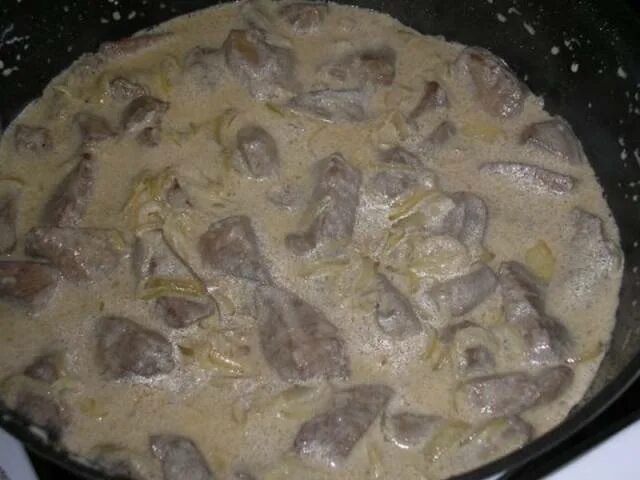 Говяжья печень в сметане вкусно. Печенка в сметане. печень в сметане на сковороде с луком. печень говяжья в сметане с луком. куриная печень в сметане на сковороде.