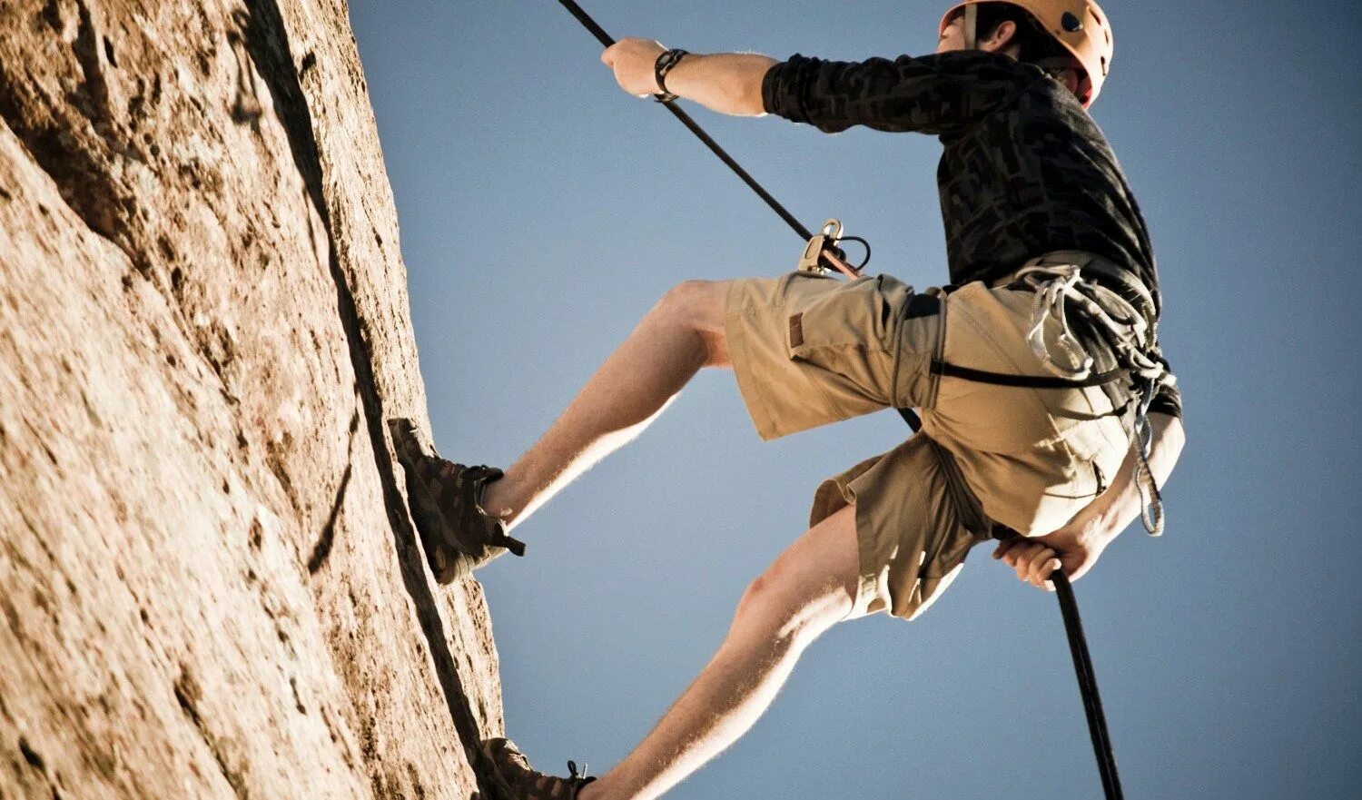 Climb up high. Abseiling/Rappelling. Альпинист дюльфер. Профессиональный скалолаз. Лазить по горам.