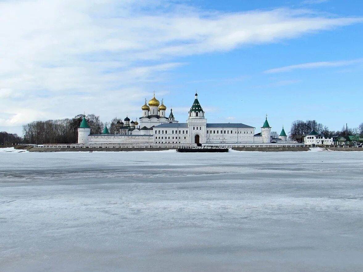 Река Кострома в Костроме. Ипатий Кострома. Река Кострома фото. Кострома Ипатий фото.