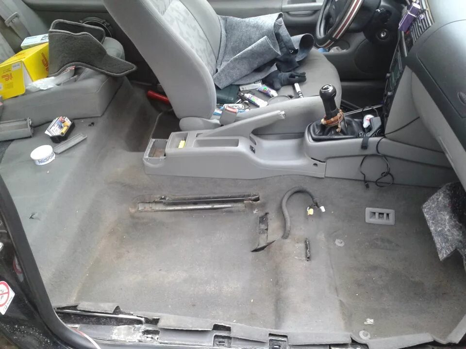 Как просушить салон. Мокрый пол салона автомобиля. вода в салоне автомобиля. салоны машины с водой. разобранный салон машины.