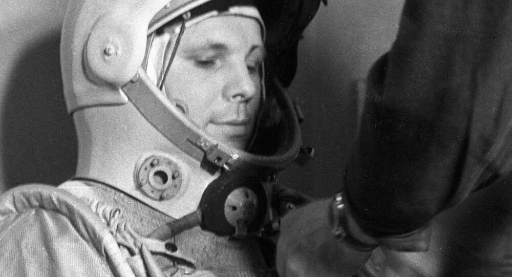 Полет юрия гагарина в космос видео. Полёт Юрия Гагарина в космос. Гагарин космонавт. Гагарин первый космонавт.