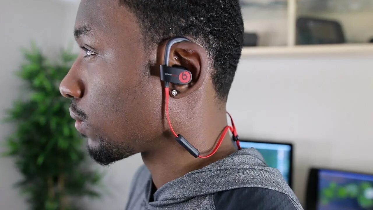 Беспроводные наушники можно вернуть. POWERBEATS a2015. Беспроводные наушники Beats POWERBEATS Pro. Наушники на человеке. Беспроводные наушники в ушах.