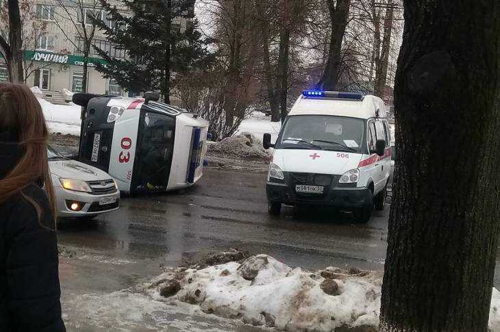 Скорая брянск телефон. Скорая Брянск. Авария с участием больничной машины в Брянске. Больница детская возле бума Брянск.