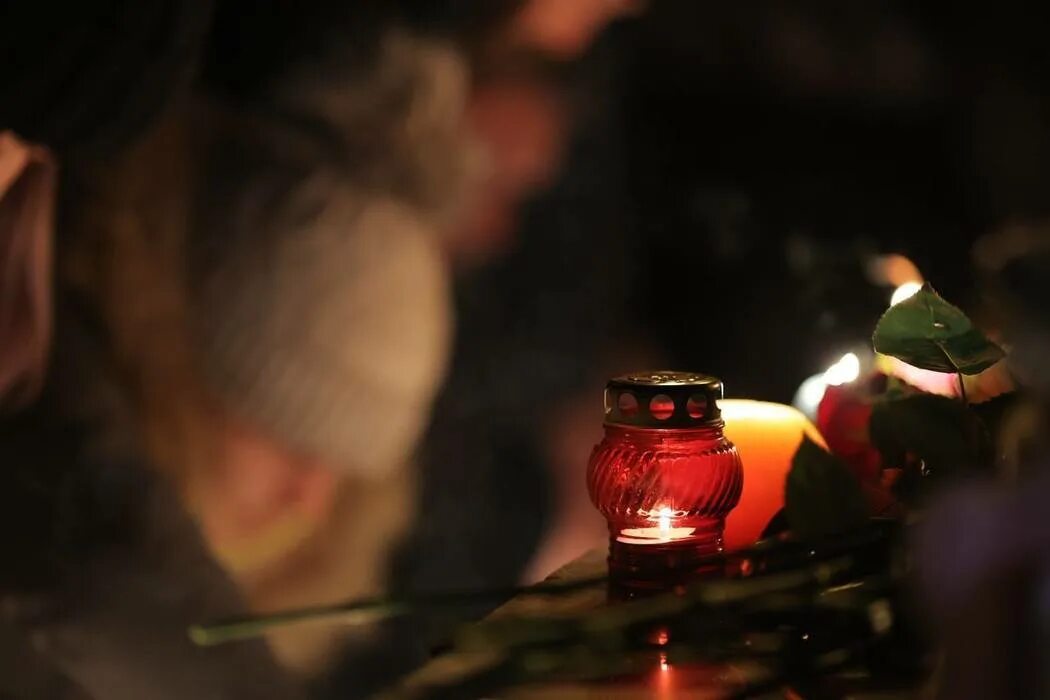 Чп скорбим. Свеча скорби. Свеча памяти фото. Зажжение свечи. Свеча памяти и скорби по погибшим на Украине.
