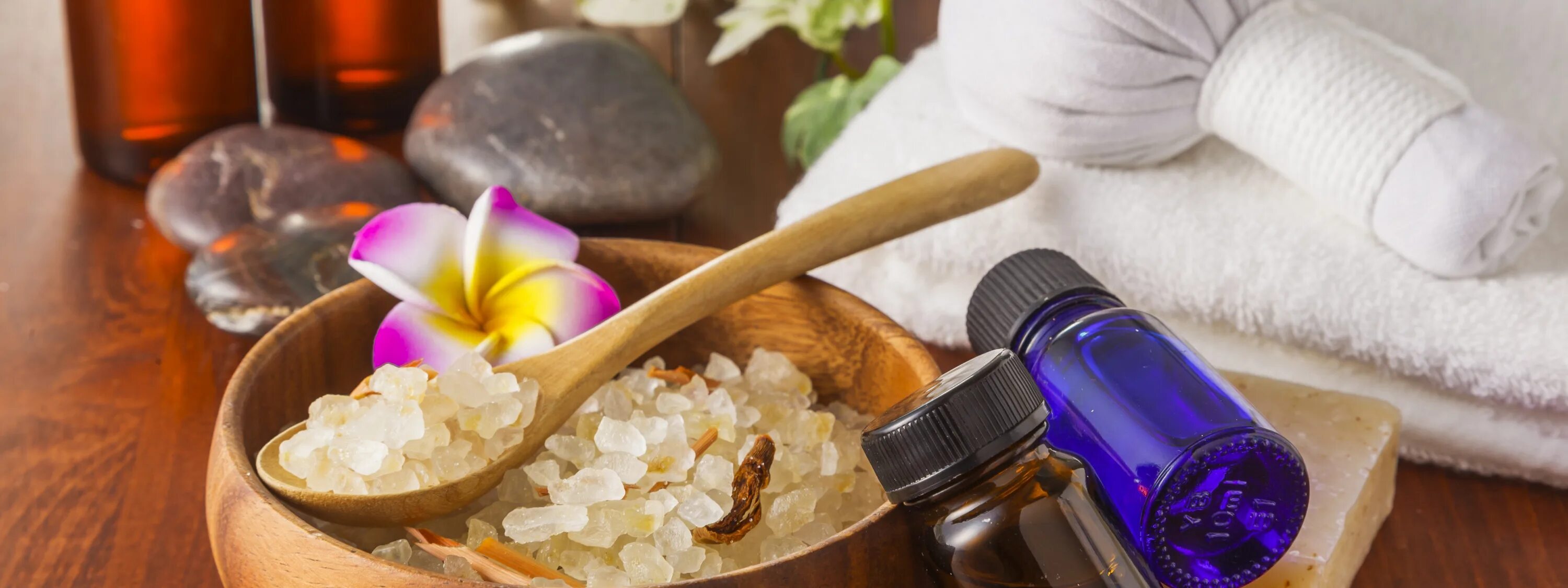 Спа центр соль. Морская соль salviemagic spa. аромамасла для ванны. ванна с эфирными маслами.