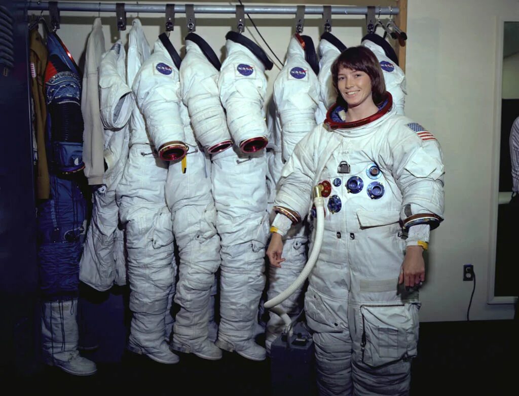 Какого цвета костюм космонавта. Скафандр астронавта Аполлона. Костюм Чибис для Космонавтов. Скафандр Apollo a7l.