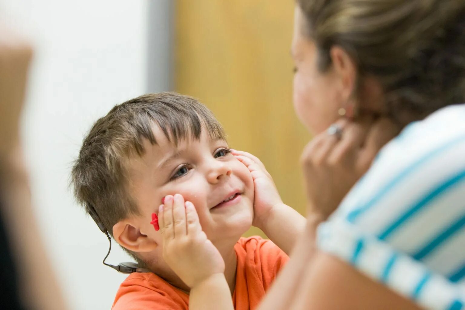 Общение с детьми с нарушением слуха. Дети с нарушением слуха.. Глухие и слабослышащие дети. Дошкольники с нарушением слуха. Глухие дошкольники.