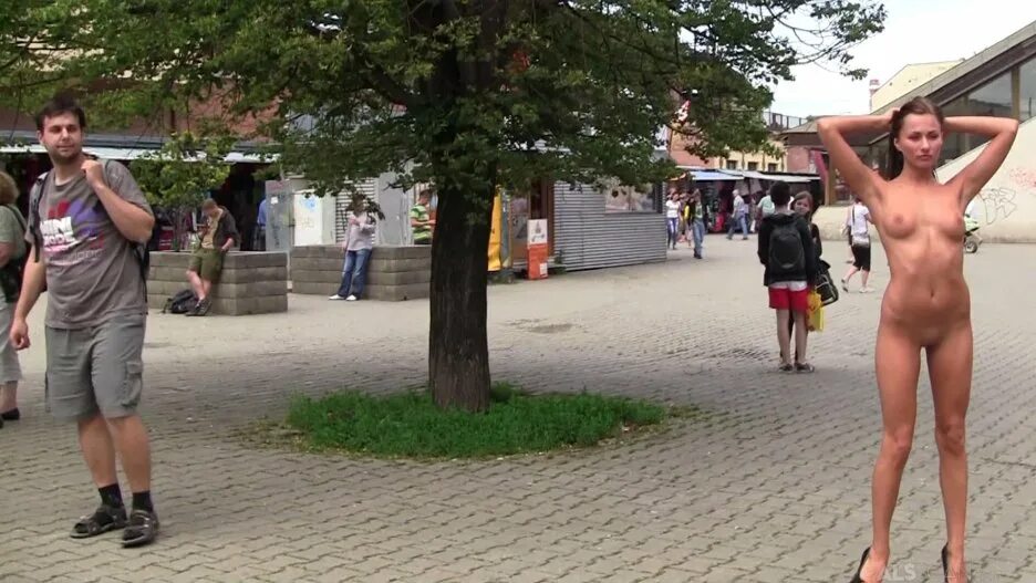 Машка на спор разделась догола на улице