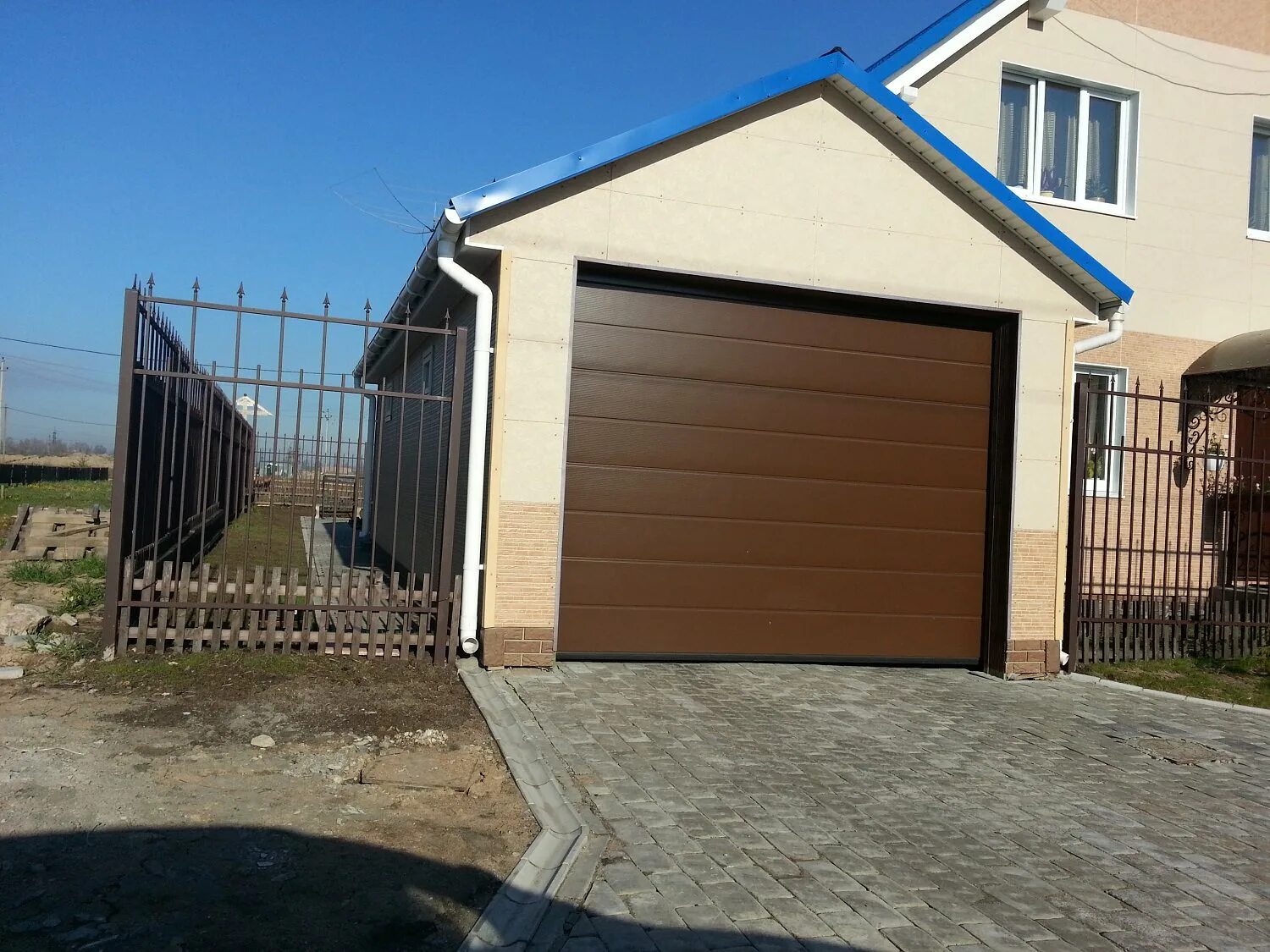 Гараж на участке. Гараж на участке. Гараж в заборе. Строительство гаражей заборов. Забор с воротами и гараем.