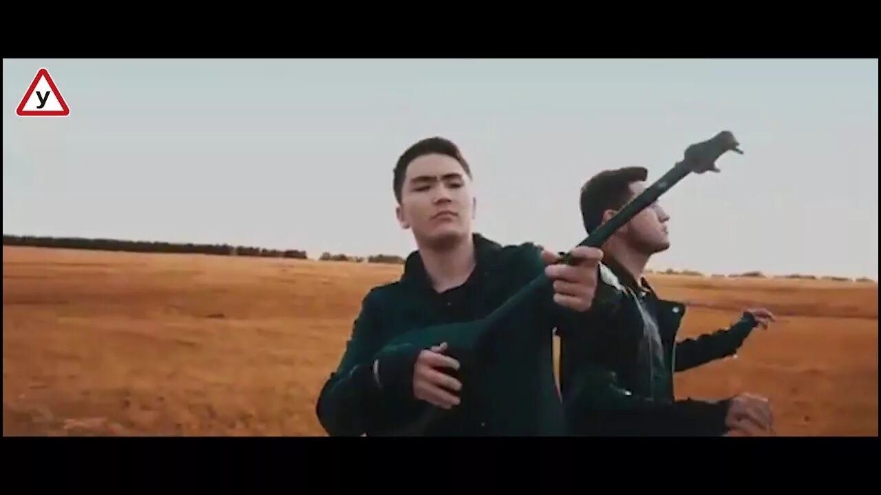 Казах на гитаре. Песенка про папу слушать. Казахская песня про папу. Казахстанская гитара. Казахская песня про папу.