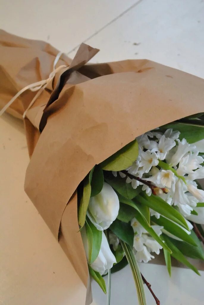 Букет без бумаги. Упаковка цветов в бумагу. Завернуть букет в бумагу. Упаковка цветов в крафтовую бумагу. Завернуть цветы в бумагу.