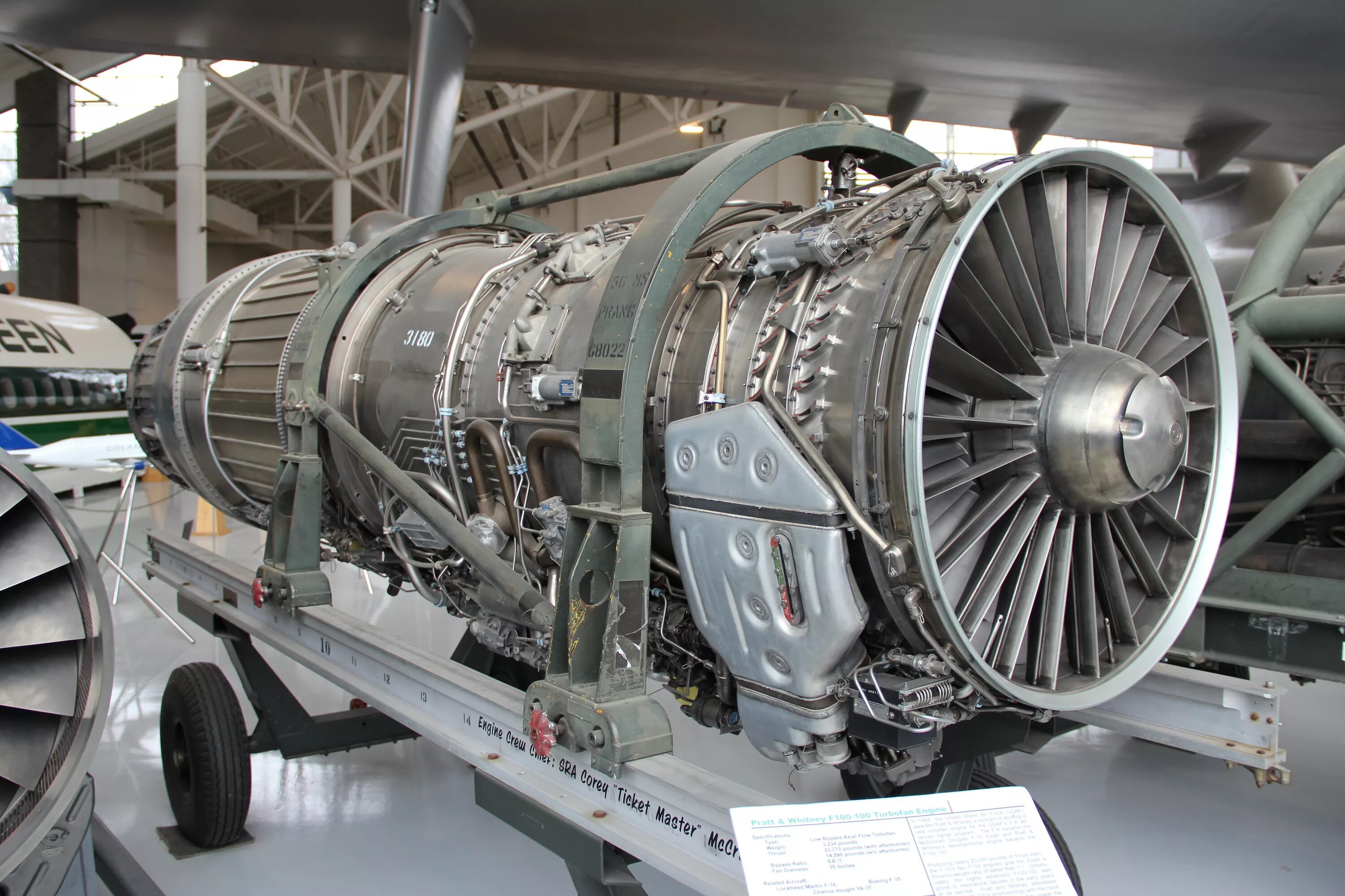 Мотор истребителя. Pratt & Whitney f100. Pratt & Whitney f119. ТРДДФ Pratt Whitney. F135 Jet engine Cutaway.