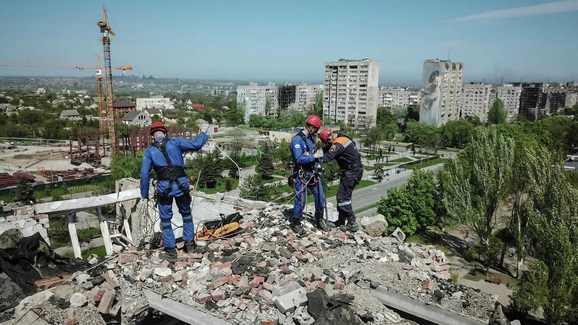 Разбор завалов в Мариуполе. Спасатели МЧС В Мариуполе. Восстановление Донбасса. Строители Донбасса.