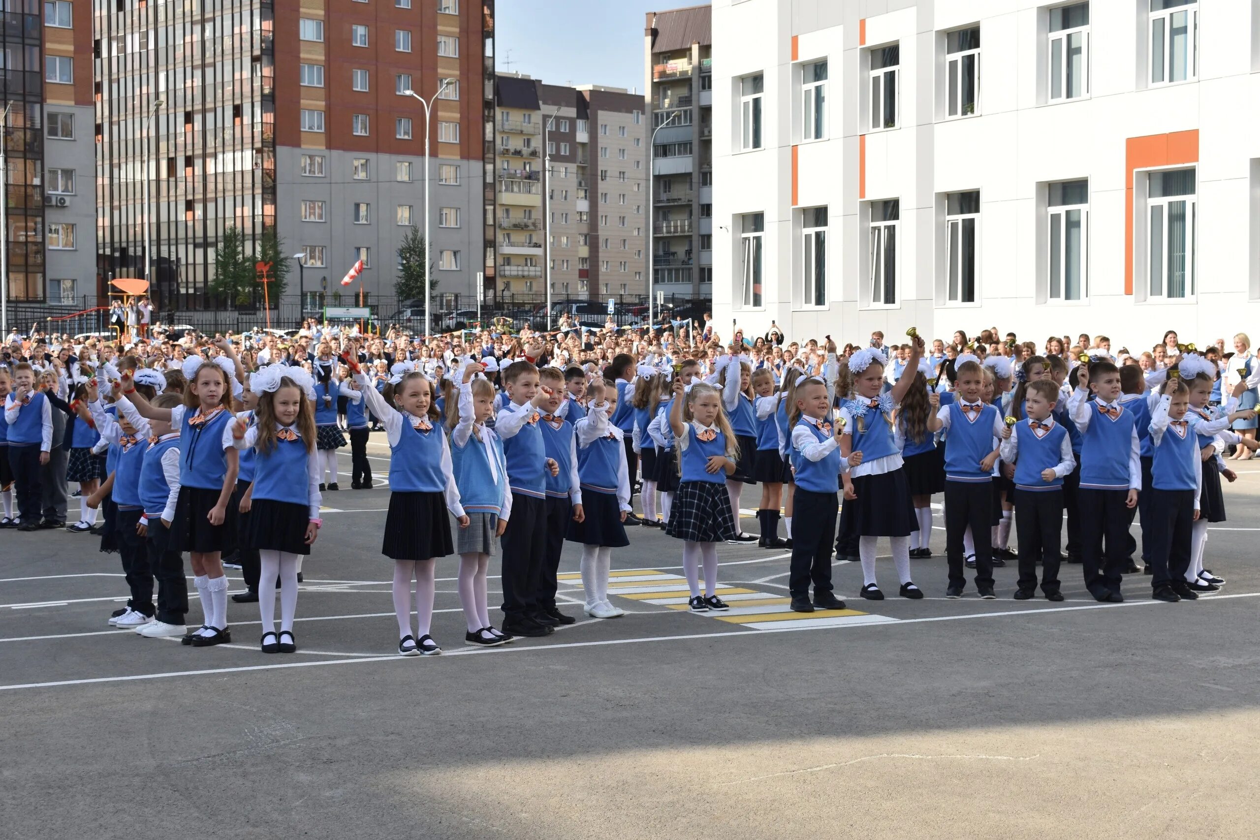 В городе 156 школ. 219 Школа Новосибирск. Михаила Немыткина, 6 школа 219. Школа 219 Красносельского района. Школа 219 Новосибирск Родники.