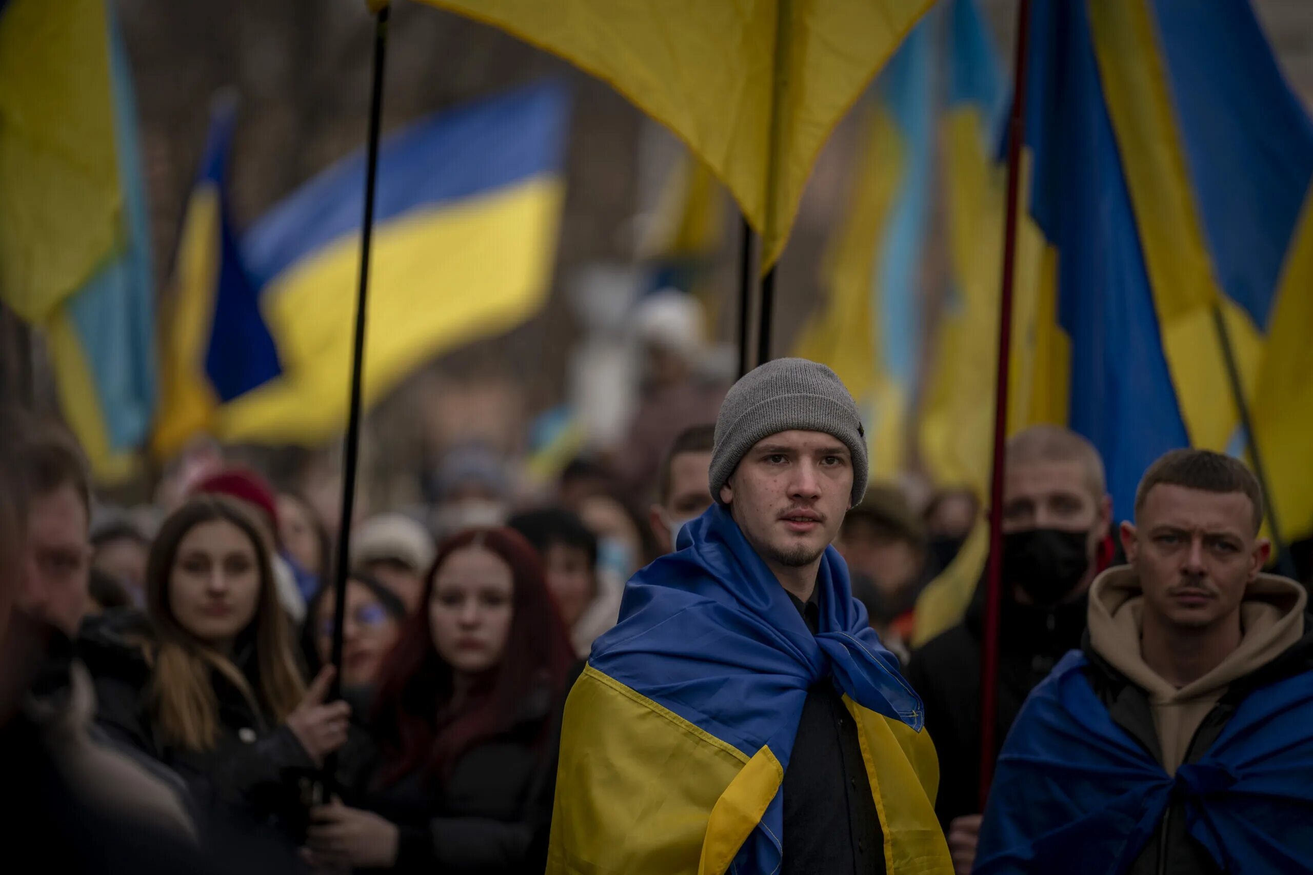 Митинг украинцев. Люди с флагом Украины. Украина – это Россия. Украинцы с флагом. Украинцы в Польше.